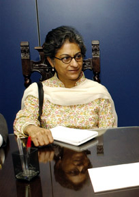 Asma Jahangir, relatora da ONU<a style='float:right;color:#ccc' href='https://www3.al.sp.gov.br/repositorio/noticia/hist/jahangir300903.jpg' target=_blank><i class='bi bi-zoom-in'></i> Clique para ver a imagem </a>