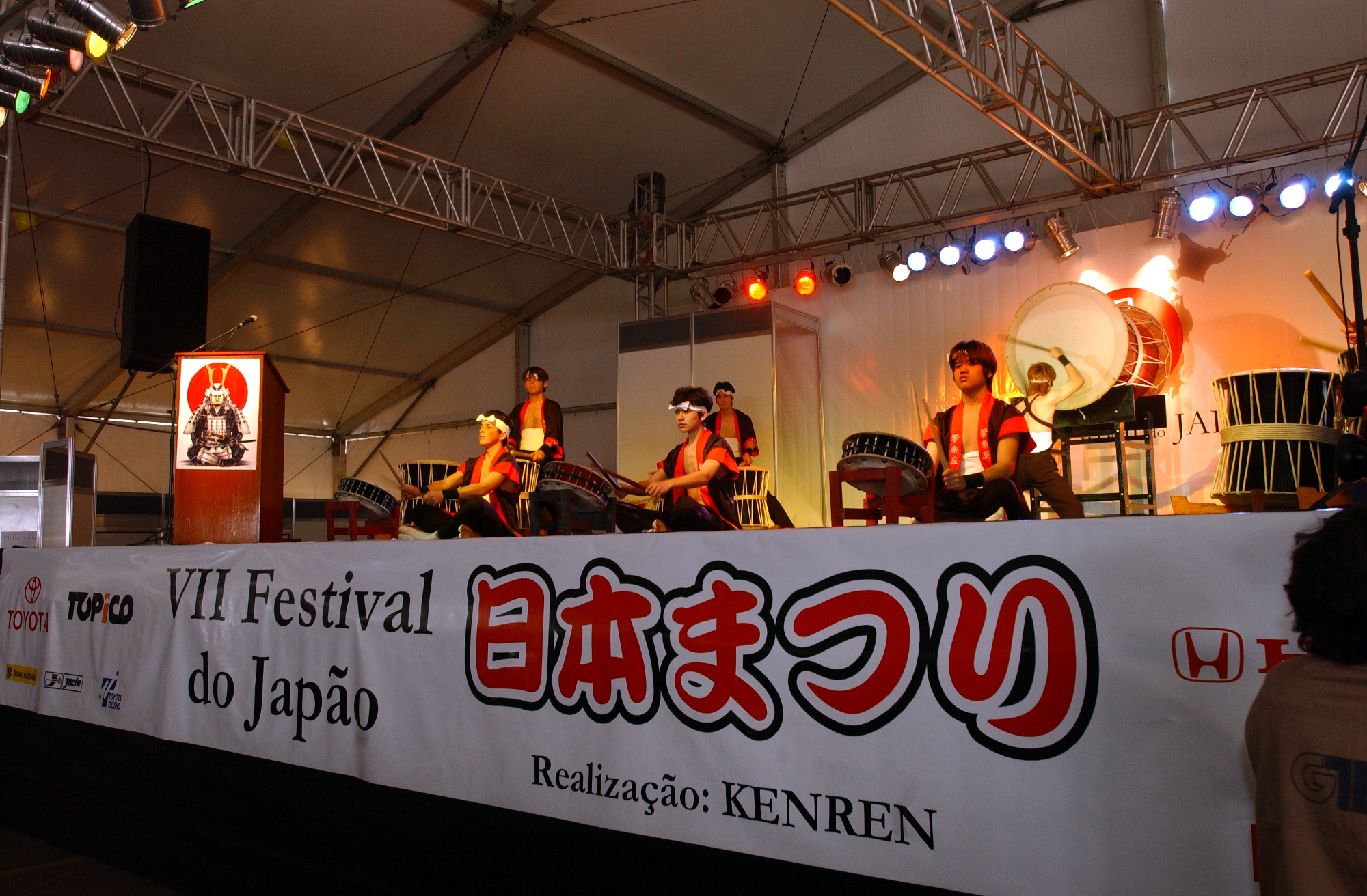 Apresentao de msicas e danas japonesas no 7 Festival do Japo<a style='float:right;color:#ccc' href='https://www3.al.sp.gov.br/repositorio/noticia/hist/japao1.jpg' target=_blank><i class='bi bi-zoom-in'></i> Clique para ver a imagem </a>