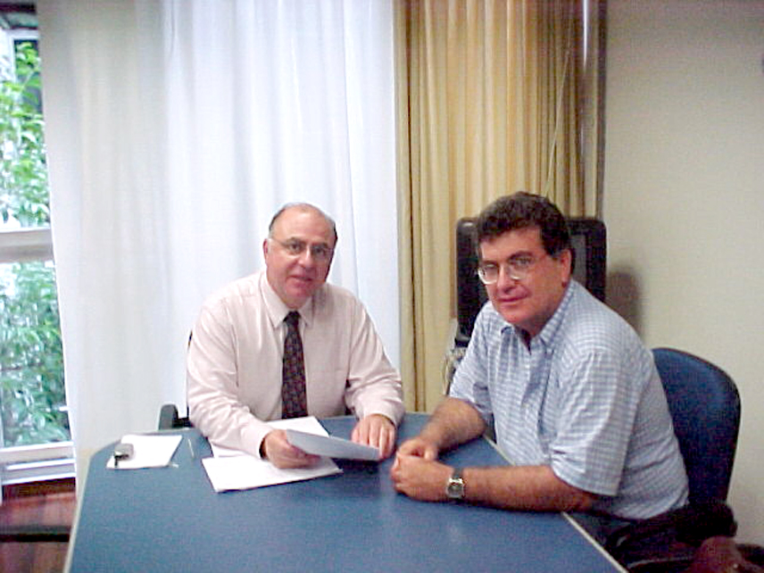 Deputado Arnaldo Jardim e Rubens Mandetta, um dos coordenadores da CIAFLOR<a style='float:right;color:#ccc' href='https://www3.al.sp.gov.br/repositorio/noticia/hist/jardimflores.jpg' target=_blank><i class='bi bi-zoom-in'></i> Clique para ver a imagem </a>