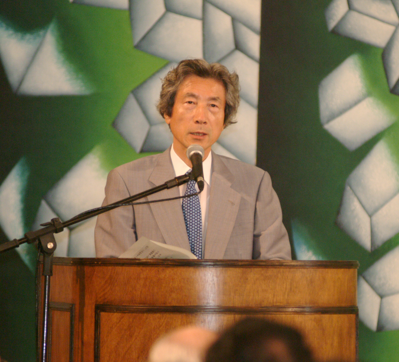 Junichiro Koizumi, primeiro ministro do Japo<a style='float:right;color:#ccc' href='https://www3.al.sp.gov.br/repositorio/noticia/hist/minjap2.jpg' target=_blank><i class='bi bi-zoom-in'></i> Clique para ver a imagem </a>