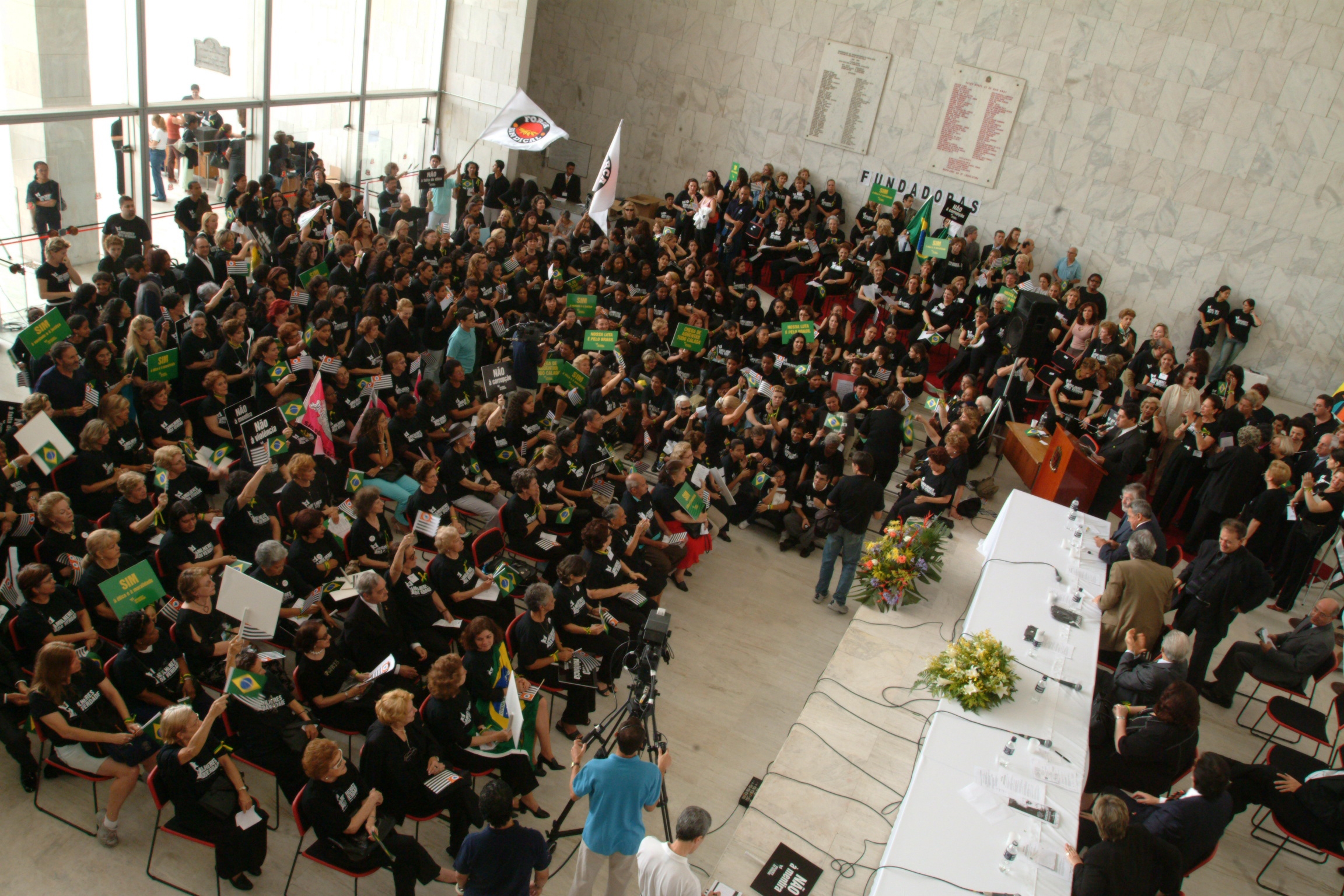 Hall Monumental da Assemblia foi ocupado por bandeiras do Movimento Mulheres da Verdade<a style='float:right;color:#ccc' href='https://www3.al.sp.gov.br/repositorio/noticia/hist/mu1.jpg' target=_blank><i class='bi bi-zoom-in'></i> Clique para ver a imagem </a>