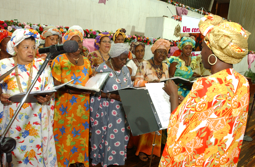 Coral do Movimento de Mulheres Negras de Sorocaba<a style='float:right;color:#ccc' href='https://www3.al.sp.gov.br/repositorio/noticia/hist/mulheres2.jpg' target=_blank><i class='bi bi-zoom-in'></i> Clique para ver a imagem </a>