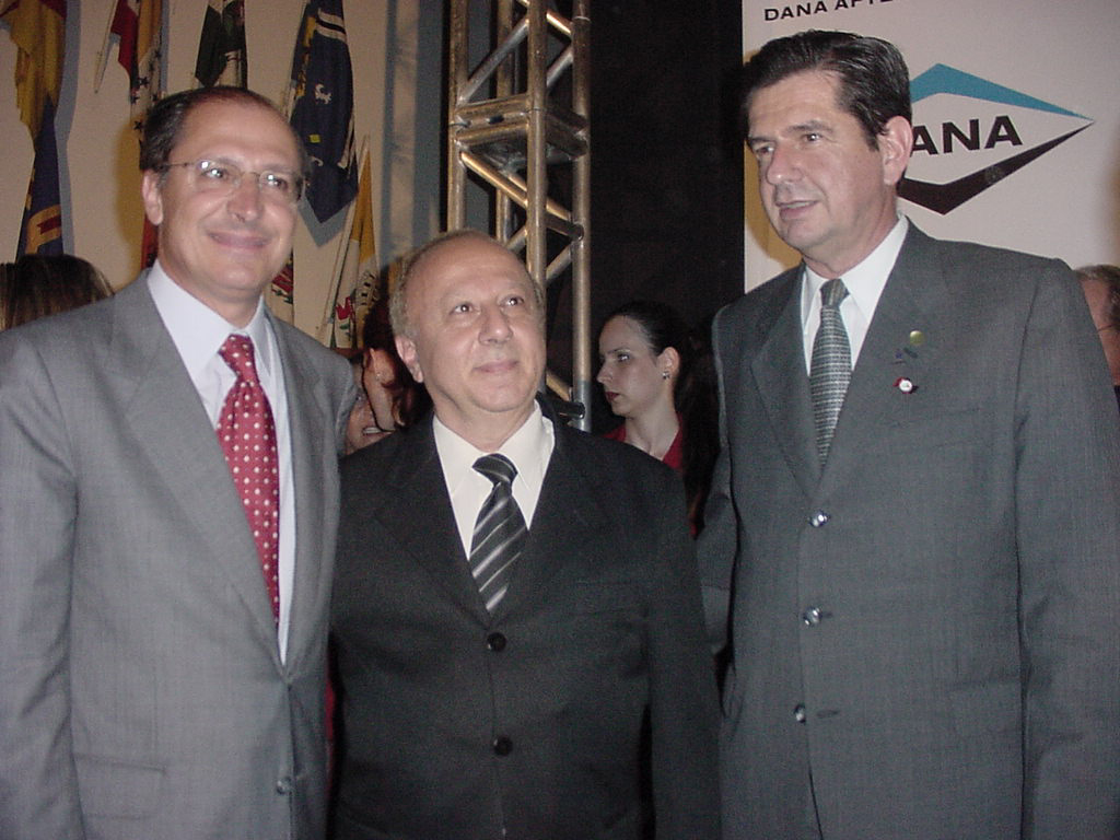 Deputado Paulo Neme ( ao centro) e governador Geraldo Alckmin <a style='float:right;color:#ccc' href='https://www3.al.sp.gov.br/repositorio/noticia/hist/nemeprestigia12dez.jpg' target=_blank><i class='bi bi-zoom-in'></i> Clique para ver a imagem </a>
