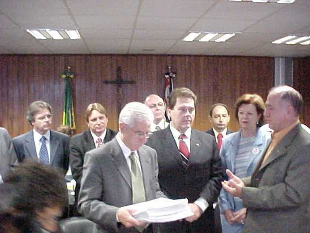 Deputado Roberto Morais entrega abaixo assinado ao presidente Beraldo <a style='float:right;color:#ccc' href='https://www3.al.sp.gov.br/repositorio/noticia/hist/robertomoraisagua.jpg' target=_blank><i class='bi bi-zoom-in'></i> Clique para ver a imagem </a>