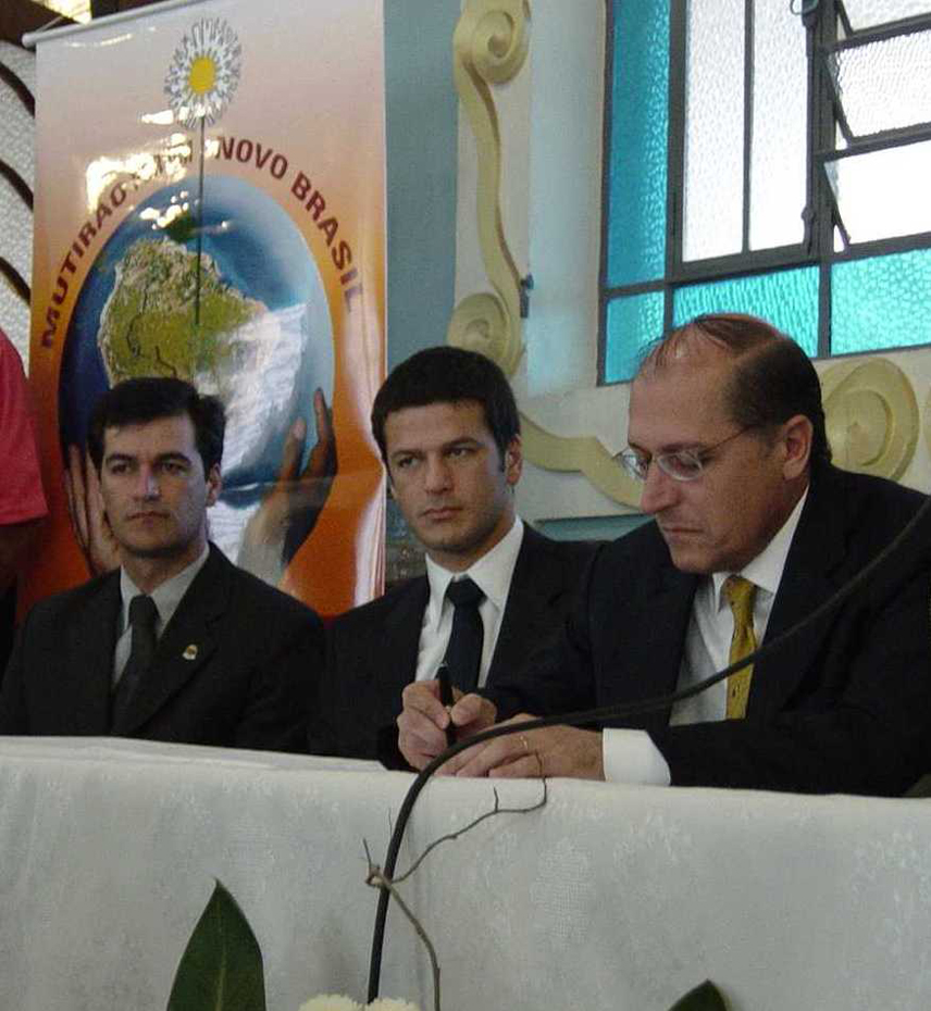 O prefeito de Indaiatuba, Reinaldo Nogueira, e o deputado Rogrio Nogueira junto ao Governador Geraldo Alckmin durante reunio da CNBB 
  
 <a style='float:right;color:#ccc' href='https://www3.al.sp.gov.br/repositorio/noticia/hist/rogerioalck3jun.jpg' target=_blank><i class='bi bi-zoom-in'></i> Clique para ver a imagem </a>
