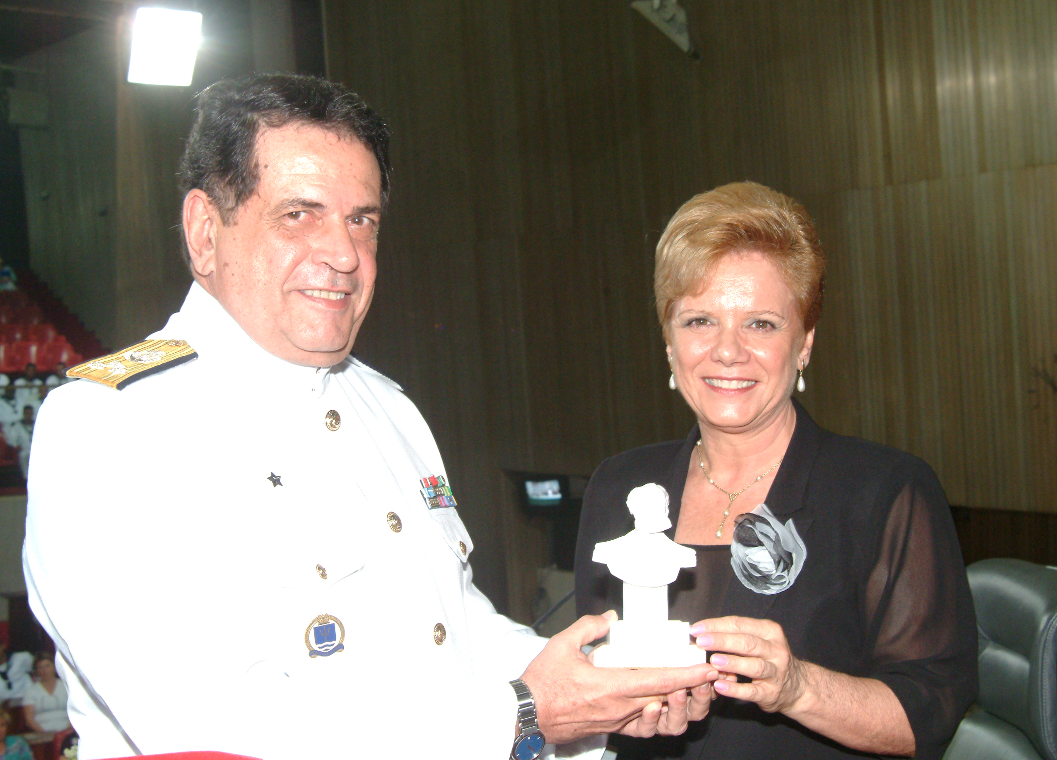 Deputada Rosmary Corra e vice-almirante Marclio Carmo de Castro, comandante do 8 Distrito Naval<a style='float:right;color:#ccc' href='https://www3.al.sp.gov.br/repositorio/noticia/hist/solmarinheiro1.jpg' target=_blank><i class='bi bi-zoom-in'></i> Clique para ver a imagem </a>