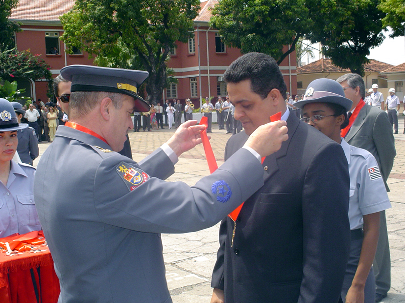 Coronel PM Alberto Silveira Rodrigues, comandante geral da Polcia Militar, entrega comenda ao deputado Souza Santos<a style='float:right;color:#ccc' href='https://www3.al.sp.gov.br/repositorio/noticia/hist/souzahomenagem.jpg' target=_blank><i class='bi bi-zoom-in'></i> Clique para ver a imagem </a>