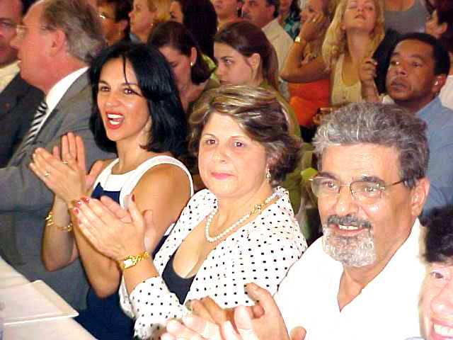 Deputado Pedro Tobias (primeiro plano) e Maria Lcia Alckmin, (terceira da direita para a esquerda) presidente do Fundo Social de Solidariedade do Estado de So Paulo<a style='float:right;color:#ccc' href='https://www3.al.sp.gov.br/repositorio/noticia/hist/tobiaslu29out.jpg' target=_blank><i class='bi bi-zoom-in'></i> Clique para ver a imagem </a>