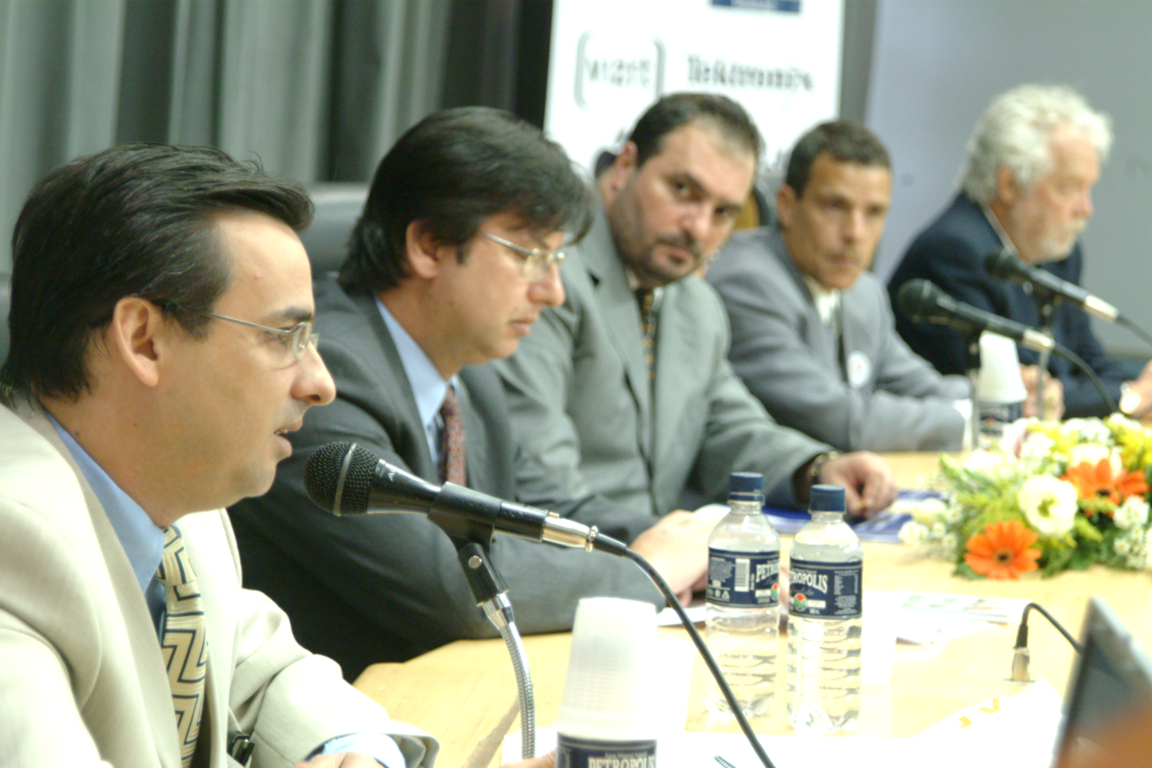 Maurlio Maldonado, Auro Augusto Caliman, deputado Romeu Tuma, Rodrigo de Lucena e Tom Figueiredo, diretor de Comunicao da Assemblia paulista<a style='float:right;color:#ccc' href='https://www3.al.sp.gov.br/repositorio/noticia/hist/tvmesa.jpg' target=_blank><i class='bi bi-zoom-in'></i> Clique para ver a imagem </a>